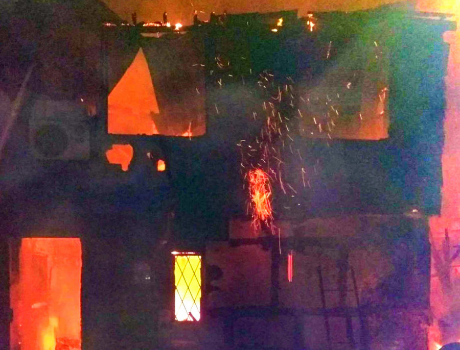 Семье из сгоревшего в Севастополе дома помог спастись сосед