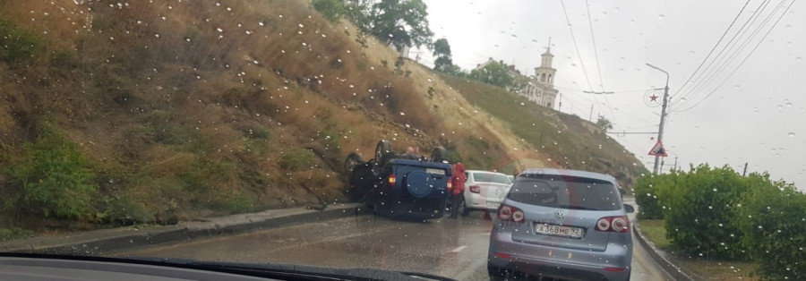 В Севастополе на мокрой дороге перевернулся автомобиль