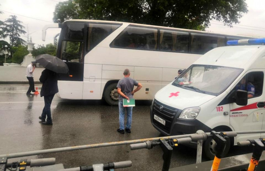 Туристический автобус сбил девушку на пешеходном переходе в центре Севастополя