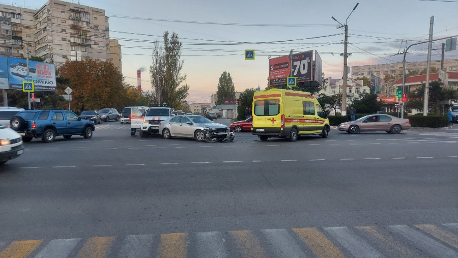 Севастопольский водитель одним махом врезался в скорую и машину МЧС